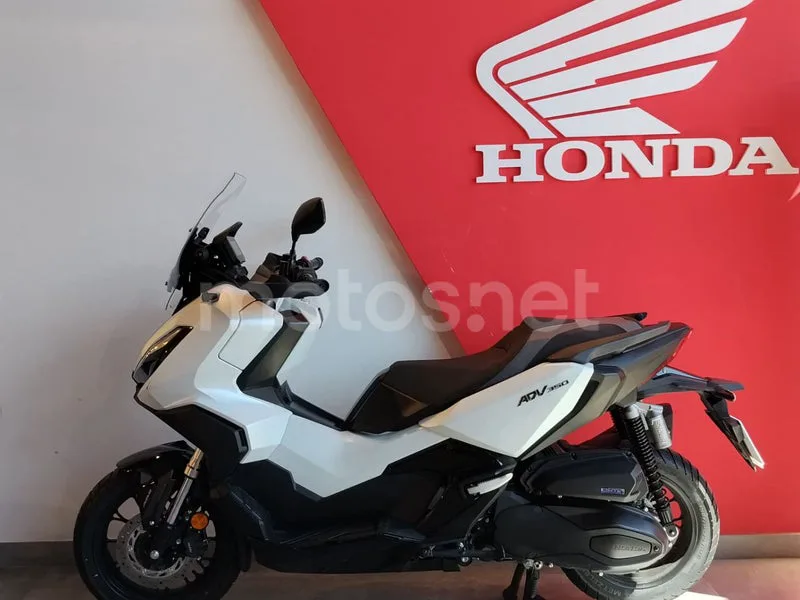 Honda ADV350 - Vista 4