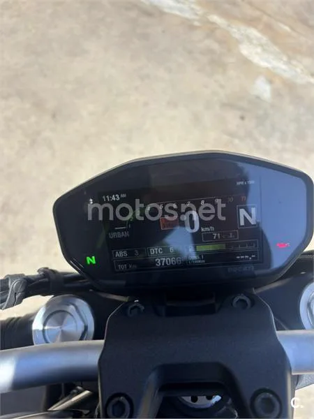 Ducati Monster 821 - Vista 9