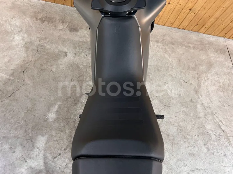 Husqvarna Svartpilen 401 - Vista 12