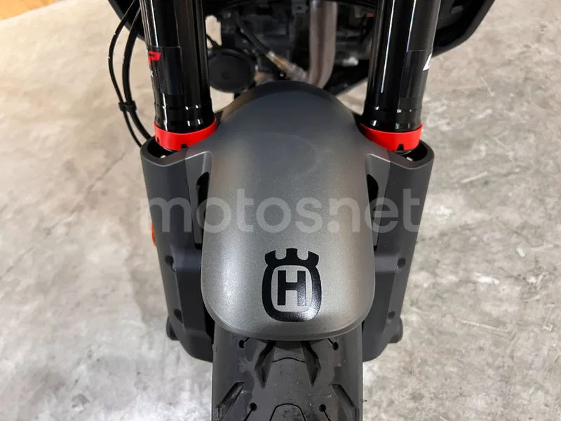 Husqvarna Svartpilen 401 - Vista 22