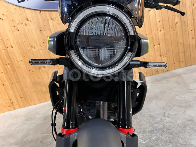 Husqvarna Svartpilen 401 - Vista 23