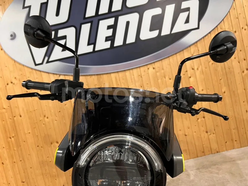 Husqvarna Svartpilen 401 - Vista 24