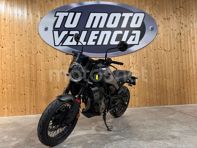 Husqvarna Svartpilen 401 - Vista 4