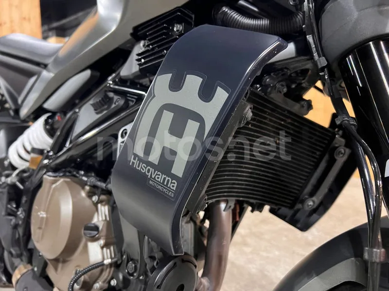 Husqvarna Svartpilen 401 - Vista 32