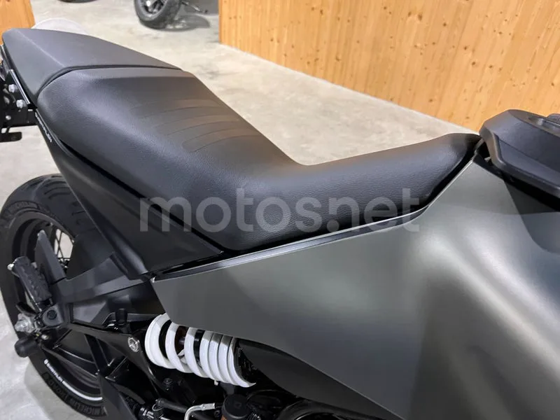 Husqvarna Svartpilen 401 - Vista 40
