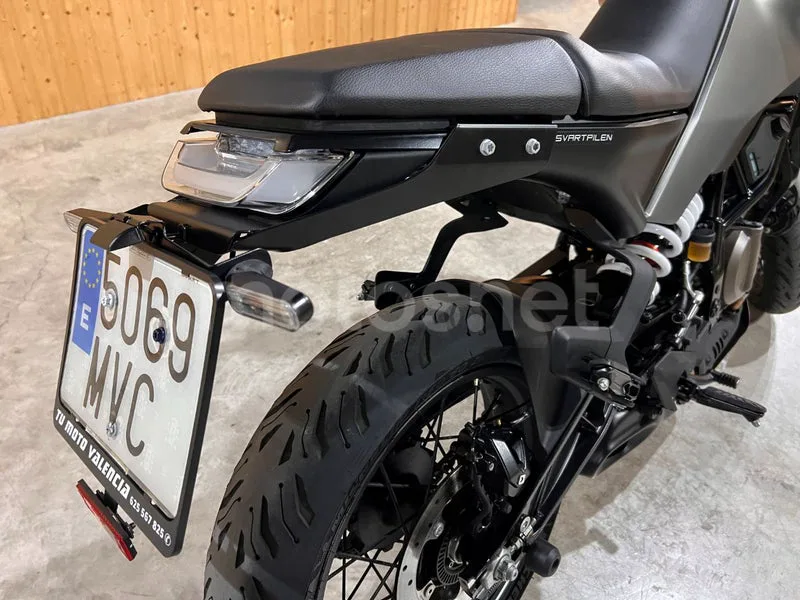 Husqvarna Svartpilen 401 - Vista 42