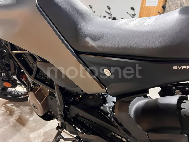 Husqvarna Svartpilen 401 - Vista 48