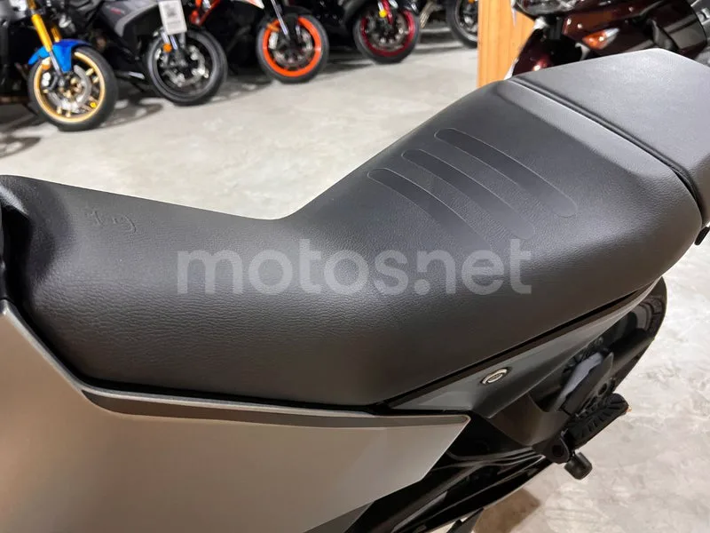 Husqvarna Svartpilen 401 - Vista 50