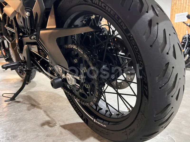 Husqvarna Svartpilen 401 - Vista 52