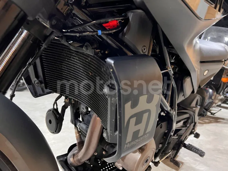 Husqvarna Svartpilen 401 - Vista 64
