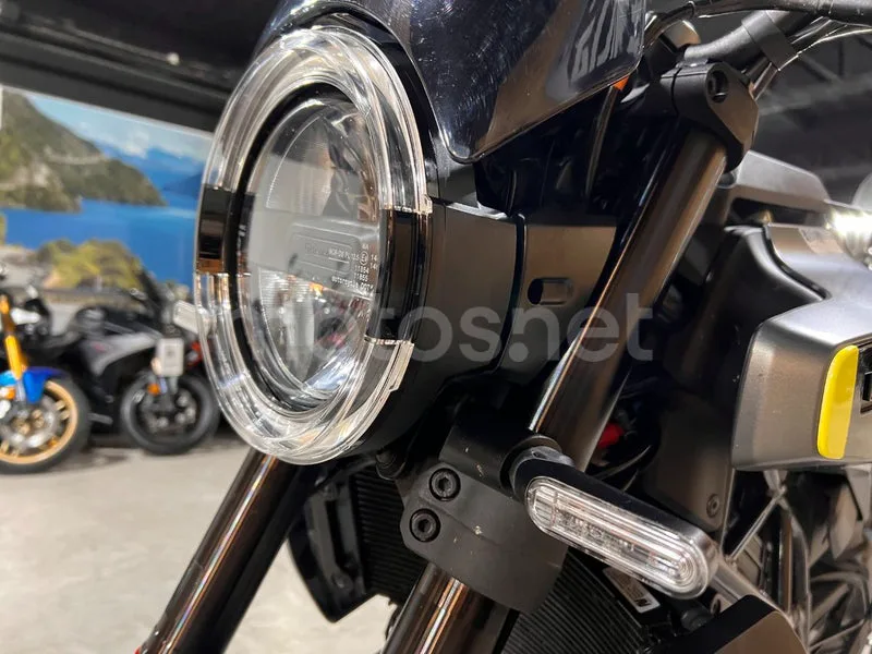 Husqvarna Svartpilen 401 - Vista 66