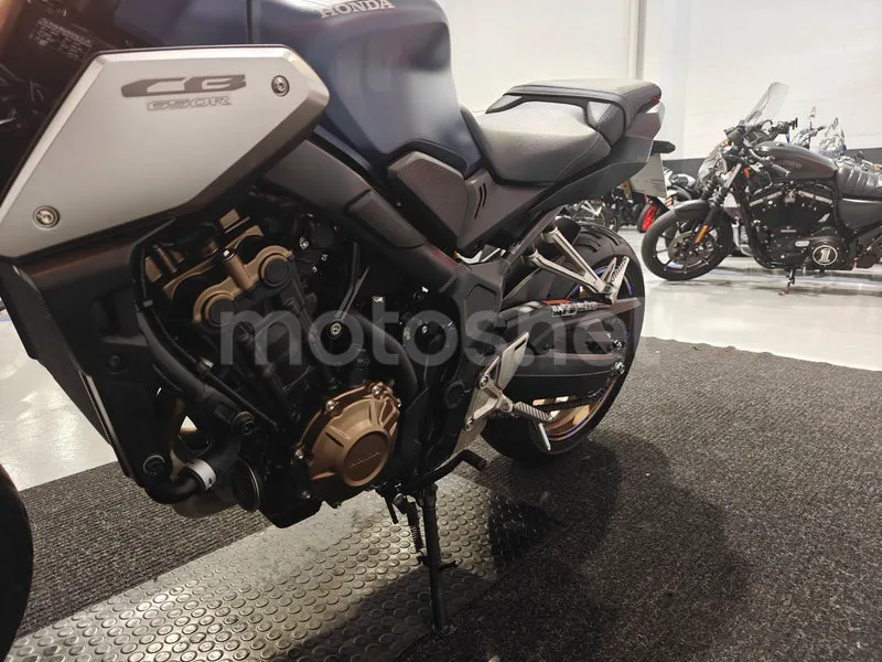 Honda CB650R - Vista 14