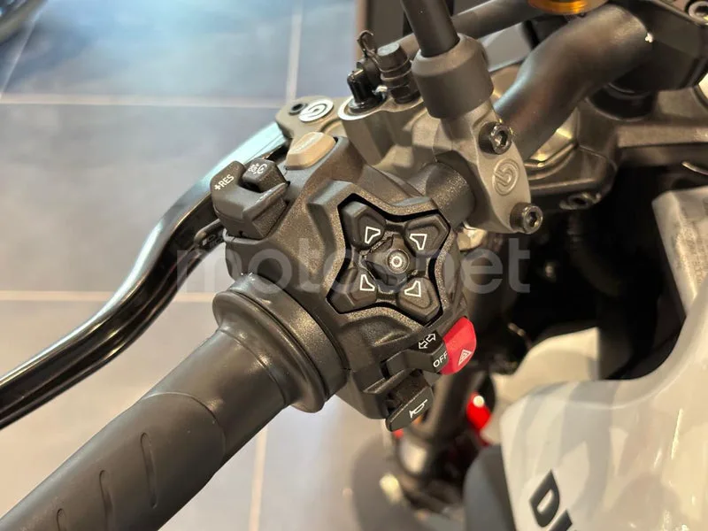 Ducati Monster - Vista 7
