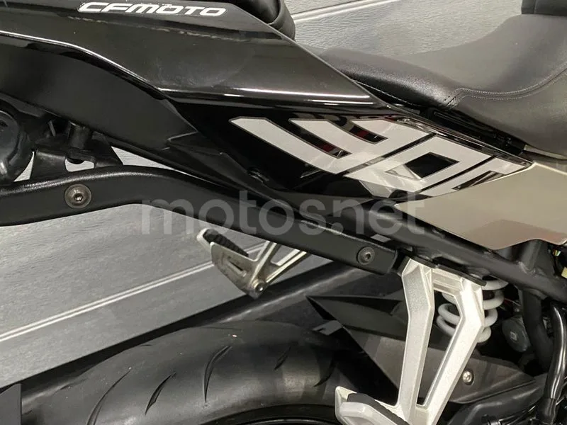 CFMOTO 300NK - Vista 11