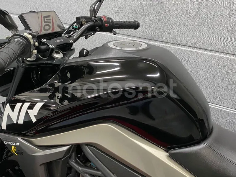 CFMOTO 300NK - Vista 5