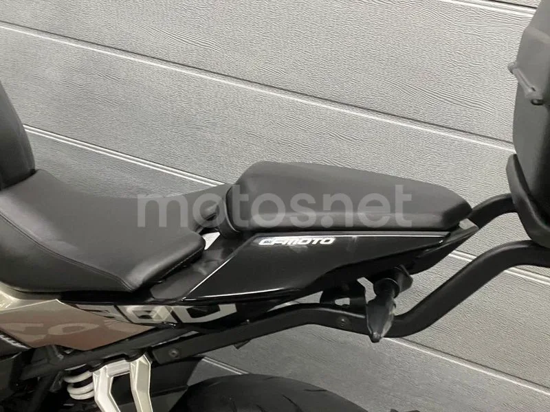 CFMOTO 300NK - Vista 6