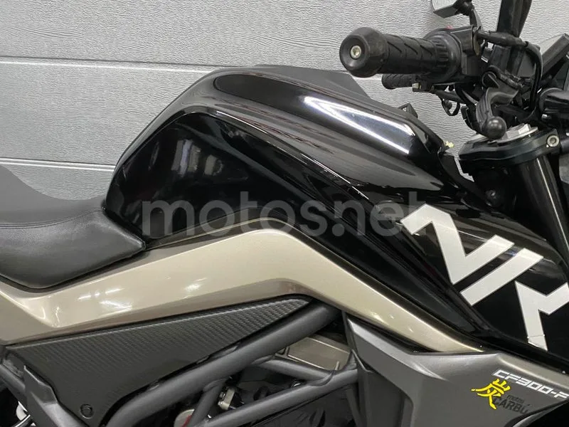 CFMOTO 300NK - Vista 8