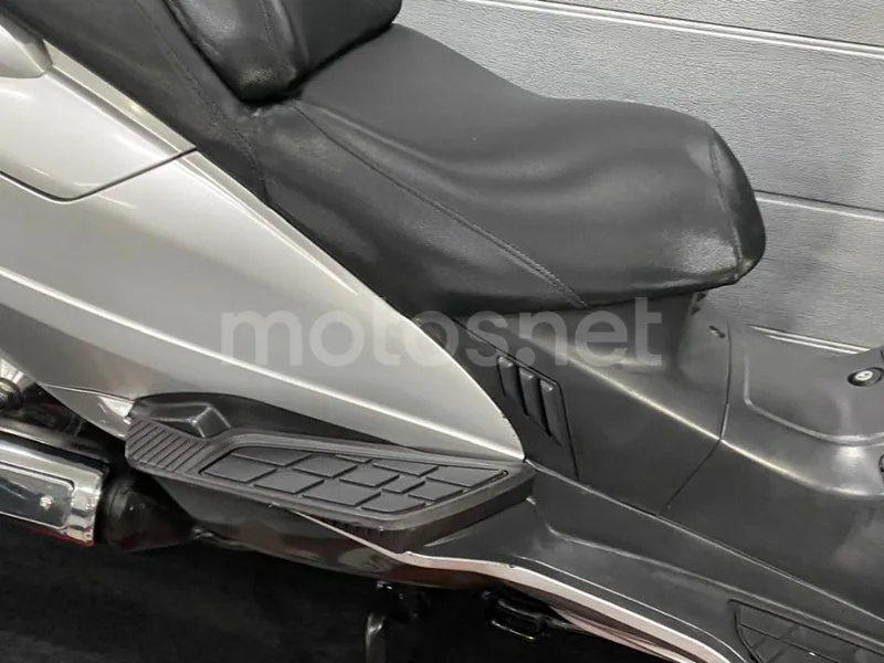 Suzuki Burgman 250 - Vista 8