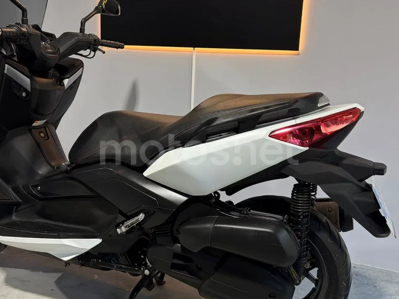 Yamaha XMAX 125 - Vista 4