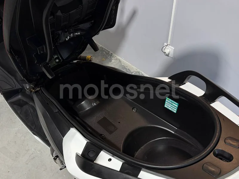 Yamaha XMAX 125 - Vista 5