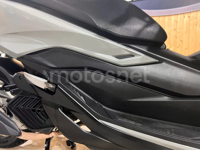 Honda Forza 125 - Vista 45