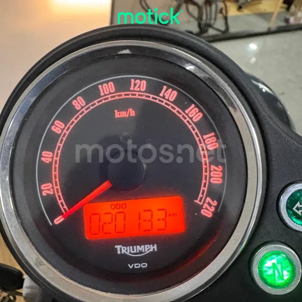 Triumph Bonneville - Vista 4
