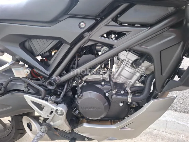 Honda CB125R - Vista 8