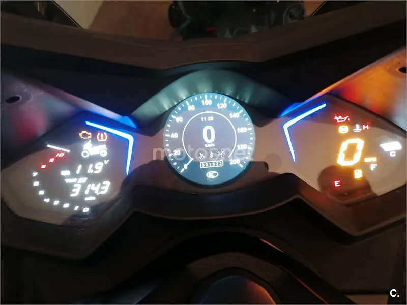 Kymco AK 550 - Vista 5