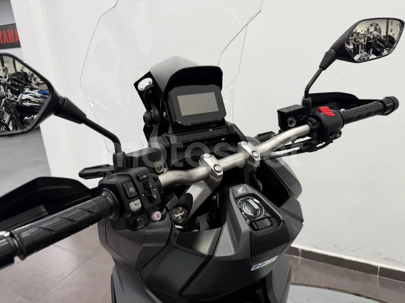 Honda ADV350 - Vista 12