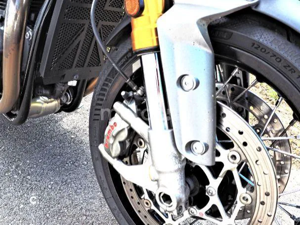 Triumph Thruxton RS - Vista 12