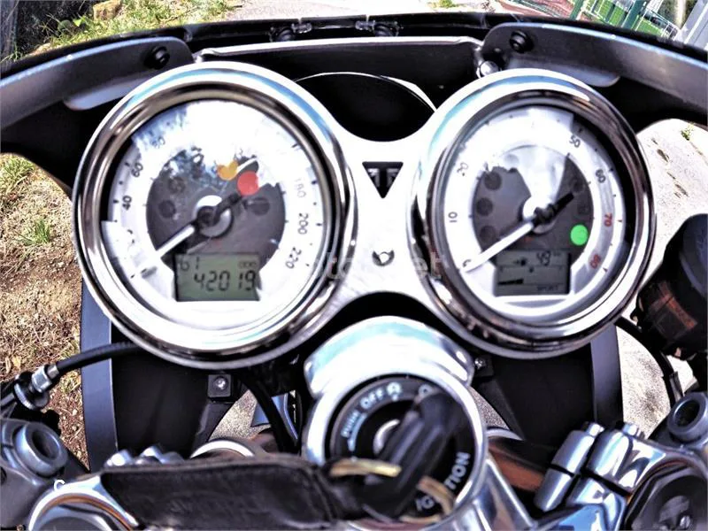 Triumph Thruxton RS - Vista 13