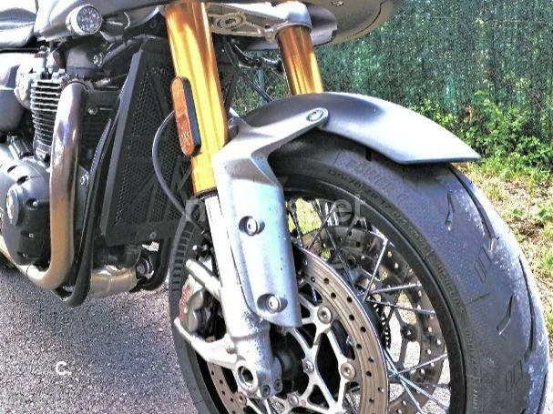 Triumph Thruxton RS - Vista 9
