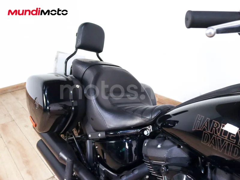 Harley-Davidson Softail Standard - Vista 34