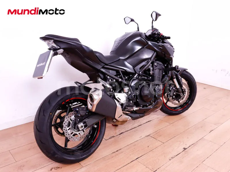 Kawasaki Z900 - Vista 3