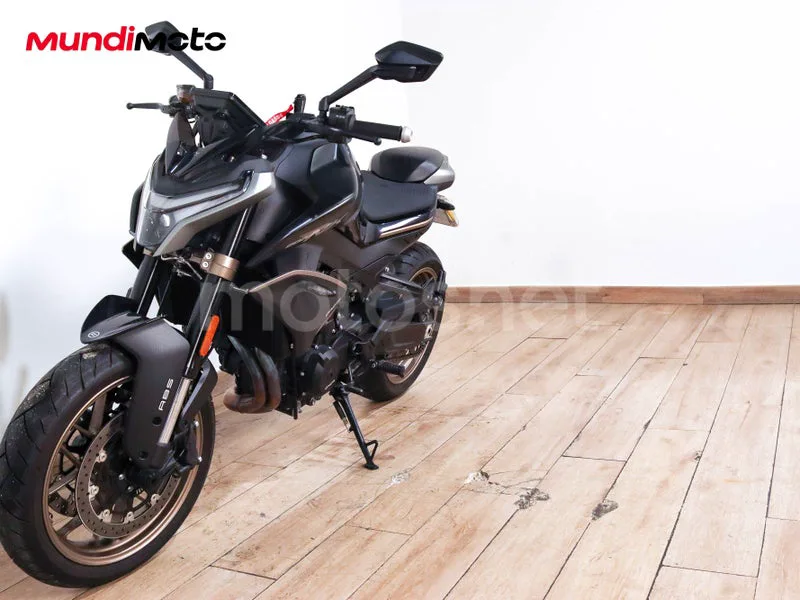 CFMOTO 800NK Advanced - Vista 7