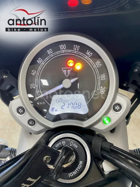 Triumph Street Twin - Vista 22