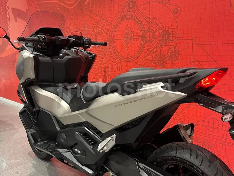 Honda Forza 750 - Vista 4