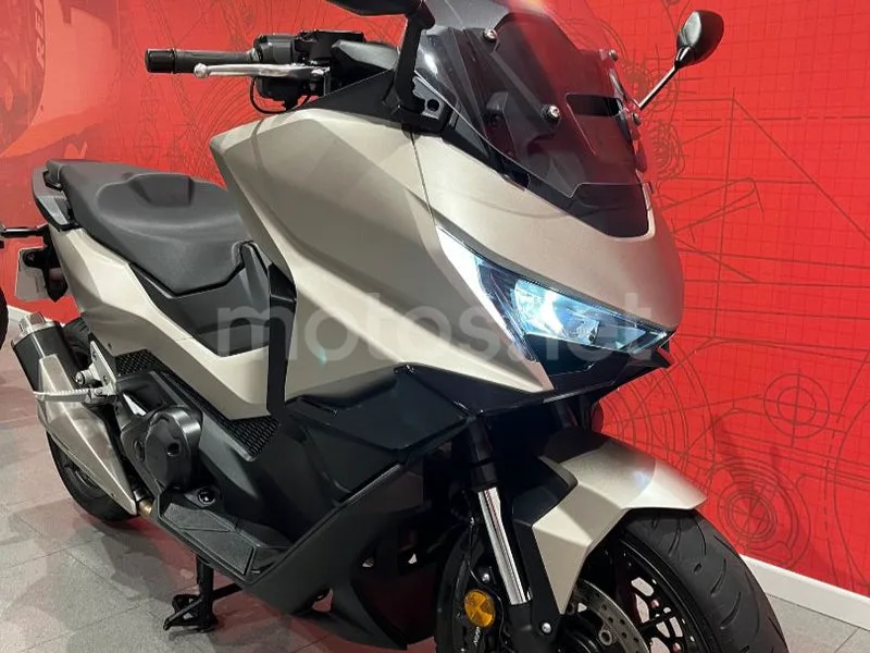 Honda Forza 750 - Vista 6