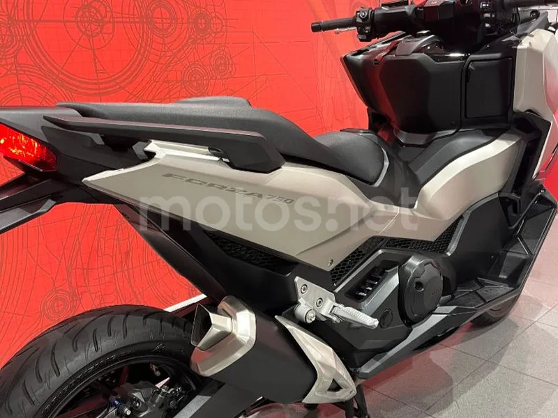 Honda Forza 750 - Vista 7