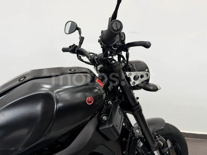 Yamaha XSR900 - Vista 10