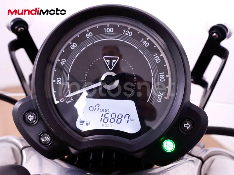 Triumph Bonneville Speedmaster - Vista 12