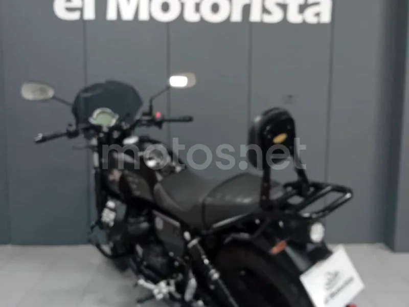 Moto Guzzi V7 - Vista 3