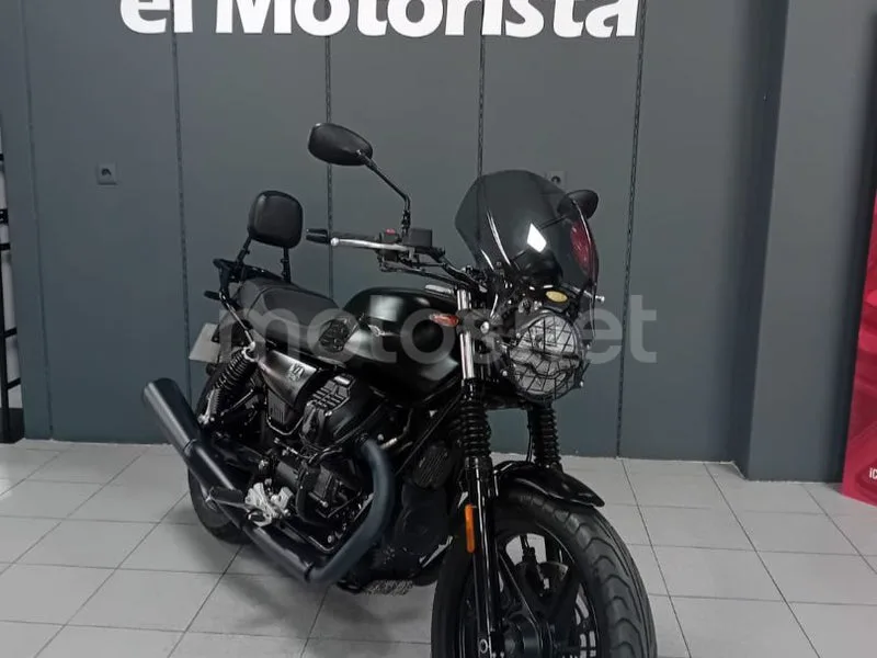 Moto Guzzi V7 - Vista 4