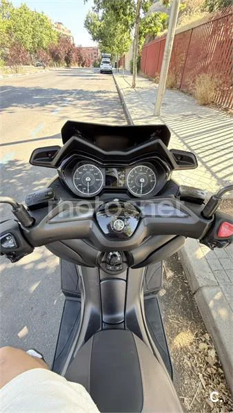 Yamaha XMAX 300 - Vista 5