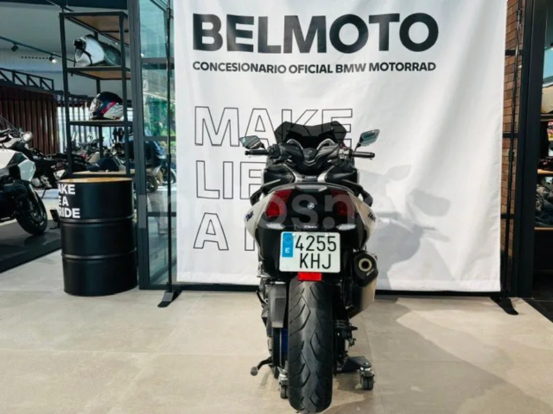 Yamaha TMAX - Vista 7