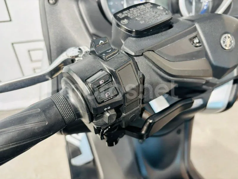 Yamaha TMAX - Vista 8