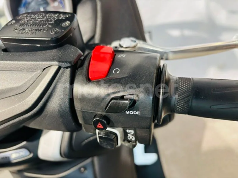 Yamaha TMAX - Vista 9