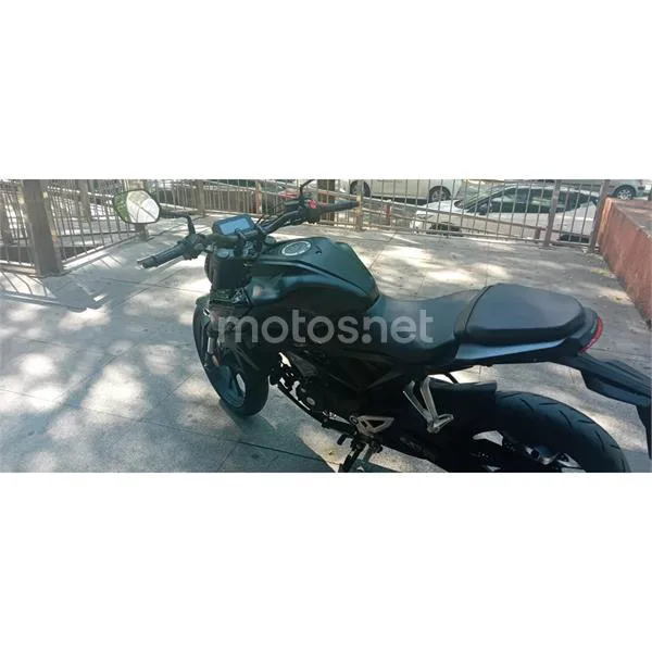 Honda CB125R - Vista 5