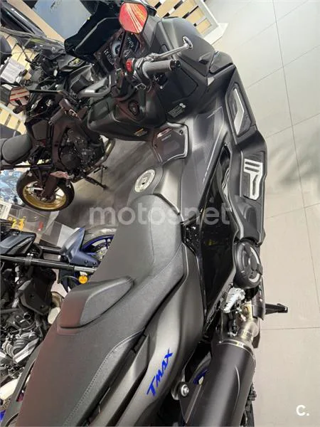 Yamaha TMAX - Vista 4