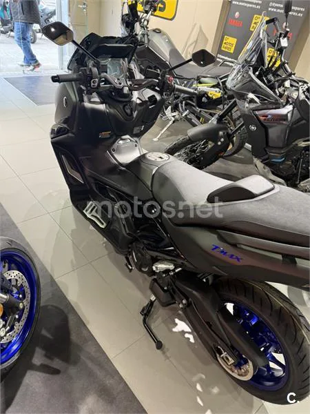 Yamaha TMAX - Vista 6